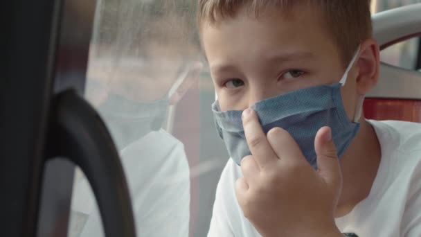 Niño con máscara mostrando el dedo medio como revuelta — Vídeo de stock