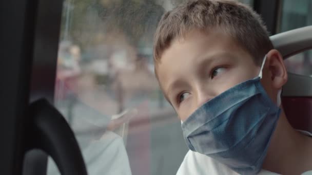 Ребёнок в маске — стоковое видео