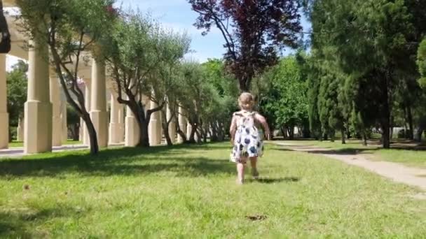Дівчина біжить за мильною бульбашкою — стокове відео