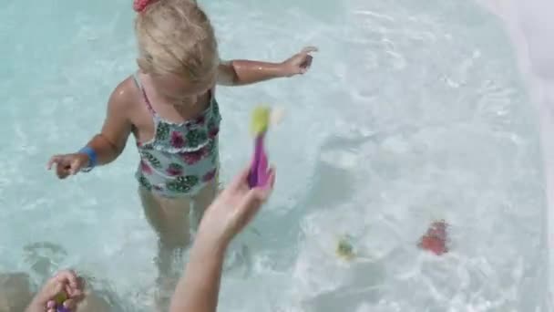 Zabawna dziewczynka z mamą w basenie na zewnątrz — Wideo stockowe