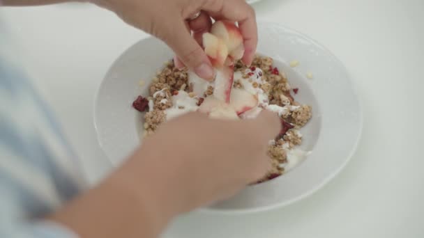 Müsli mit Joghurt und Obst zum Frühstück — Stockvideo