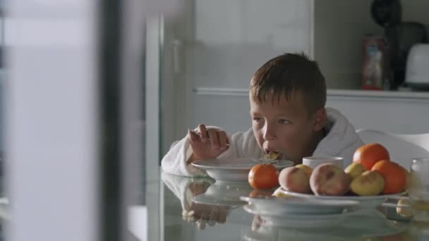 Enfant affamé déjeunant à la maison — Video