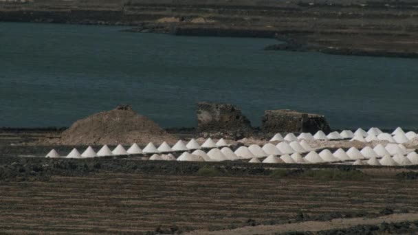 Krajobraz Salinas de Janubio ze stosami soli, Lanzarote — Wideo stockowe