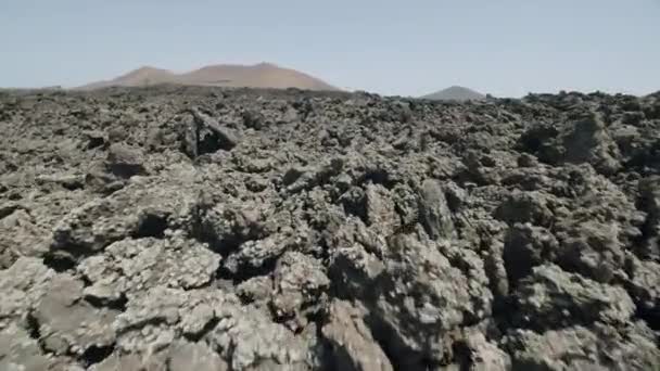 Ruwe weg door de lava rotsen gebied — Stockvideo