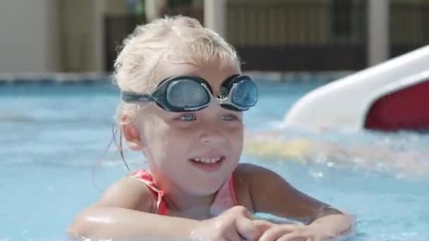 Letní portrét veselé dívky batole v bazénu — Stock video
