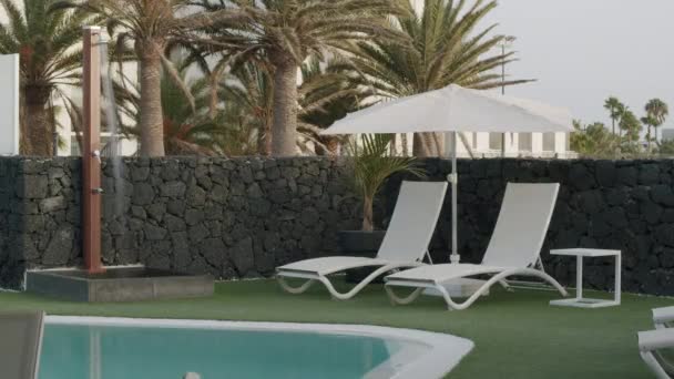 Zona para tomar el sol con piscina en el hotel — Vídeo de stock