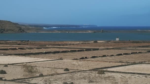 Salinas de Janubio vy med lagun, Lanzarote — Stockvideo