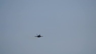 Avcı uçakları, temiz gökyüzü altında yüksek hızla kameraya doğru uçuyor.