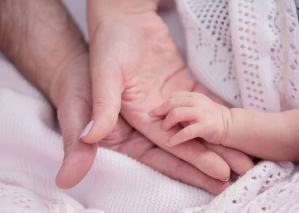 Famiglia, mamme mani, papà e bambino — Foto Stock