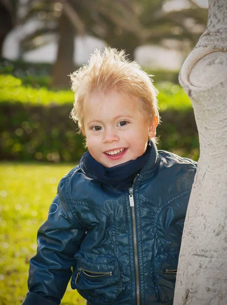 Liten blond pojke — Stockfoto