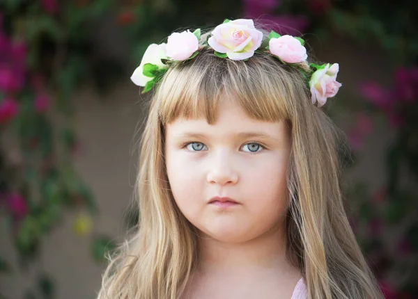 Mooie kleine babymeisje met daisy krans op haar hoofd — Stockfoto