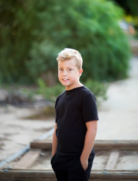 Knappe leuke jongen op natuur achtergrond — Stockfoto