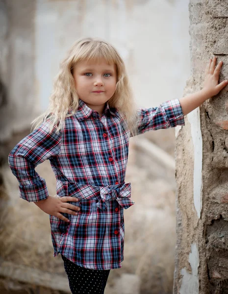 Porträtt av en vacker liten — Stockfoto