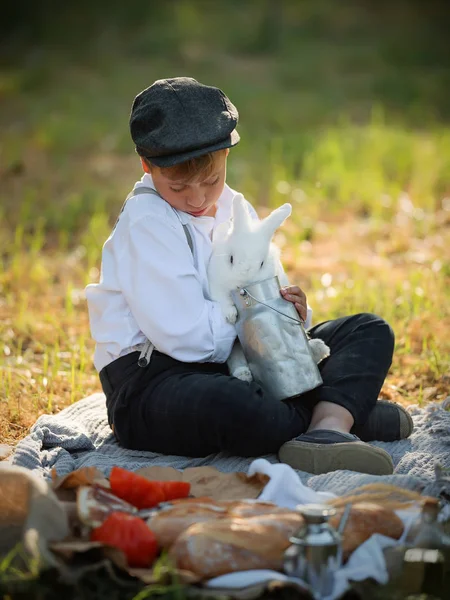 Leuke jongen zingt een konijn met bittere melk — Stockfoto