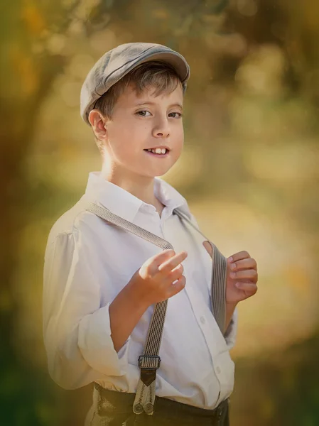 自然背景下的美丽男孩肖像 — 图库照片