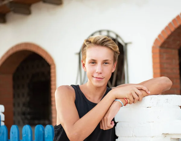 Schöner Junger Blonder Kerl Auf Einem Spaziergang — Stockfoto