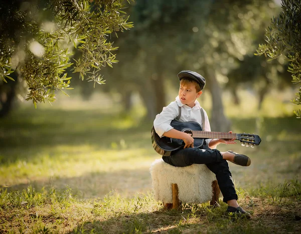 Jeune Garçon Jouer Guitare Maison Soleil Jour — Photo