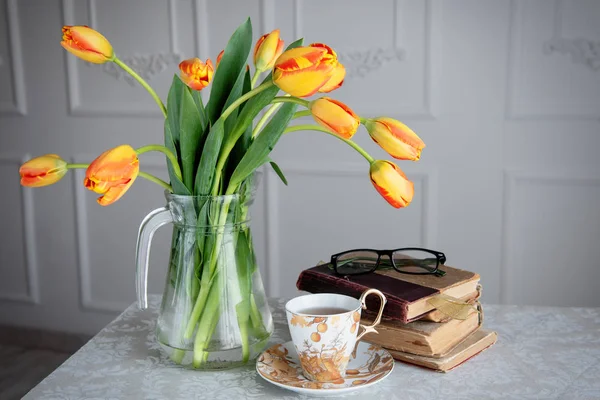 Bela ainda vida com tulipas — Fotografia de Stock