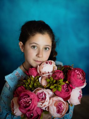 çiçek ile stüdyoda bir kız portresi.