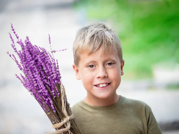 Mignon blond garçon avec lavande dans les mains — Photo