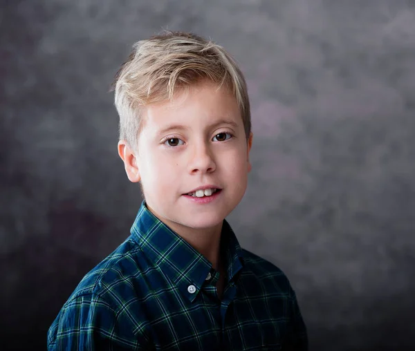 Retrato Menino Adolescente Loiro Bonito Vestido Com Uma Camisa Xadrez — Fotografia de Stock