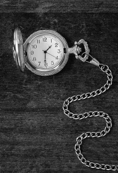 Die Alte Uhr Auf Einer Hölzernen Oberfläche — Stockfoto