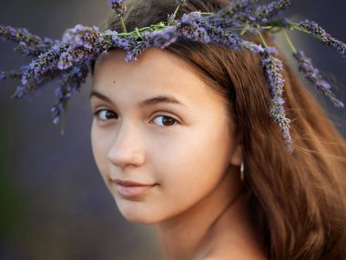 Çiçekli küçük bir kızın portresi.