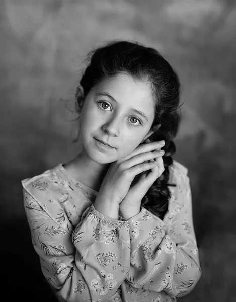 Porträt eines kleinen Mädchens im Studio auf blauem Hintergrund — Stockfoto