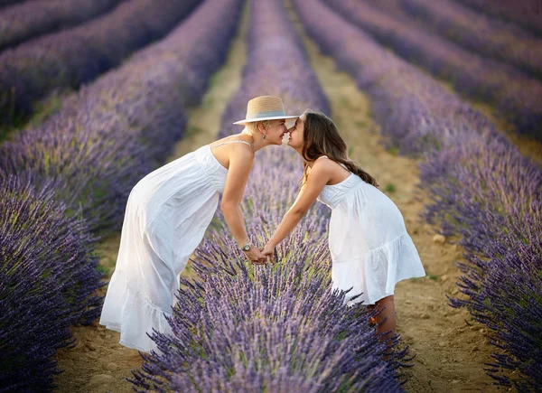 Glückliche Mutter und Tochter in Lavendelfeldern — Stockfoto
