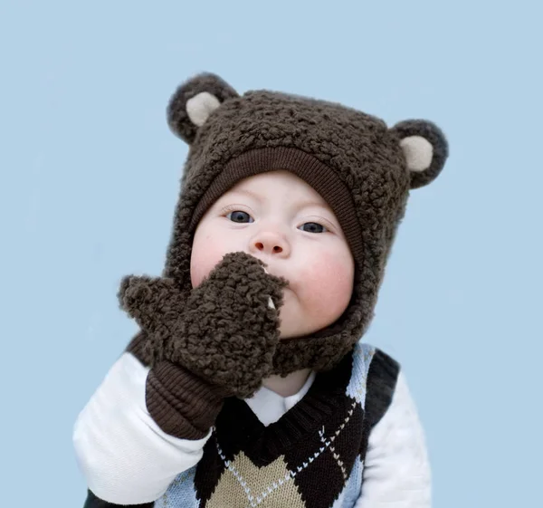 Pequeño Niño Lindo Traje Con Osos Sobre Fondo Azul — Foto de Stock