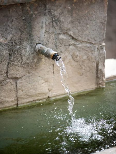Mezclador Con Agua Que Cae Agua Potable Pura — Foto de Stock