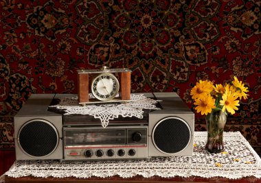 Çiçek vazo ile ahşap bir masa Retro radyo ve müzik çalar.