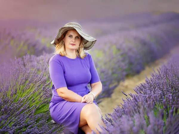 ラベンダー畑で美しい帽子の美しい若い女性 — ストック写真