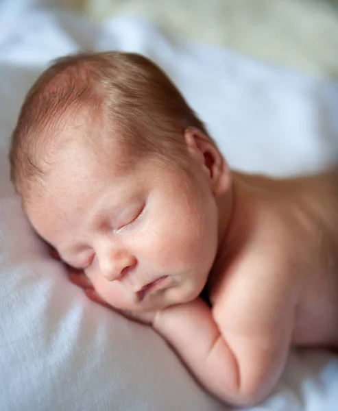 Newborn baby peacefully sleeps in his room — Stock Photo, Image