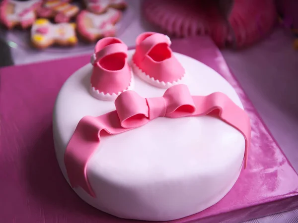 Krásný dětský růžový dort pro novorozence dívka — Stock fotografie