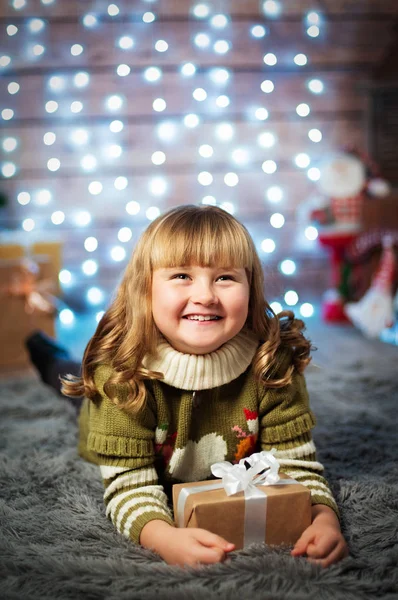Schöne Niedliche Kleine Mädchen Auf Weihnachten Hintergrund Mit Geschenk — Stockfoto