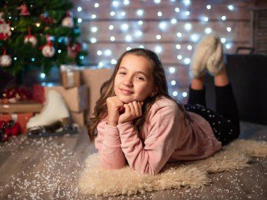 Sevimli Genç kız yeni yıl arka plan üzerinde