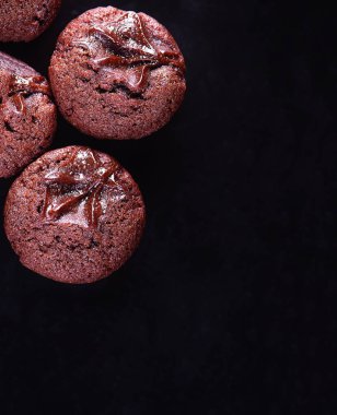 Siyah bir zemin üzerine koyu atmosferik çikolatalı kek