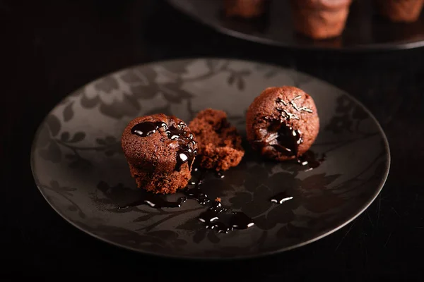 Chocolate Muffins Sprinkled Chocolate Dark Background — Stock Photo, Image
