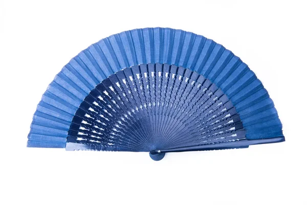 Open donker blauwe fan op witte geïsoleerde achtergrond. — Stockfoto