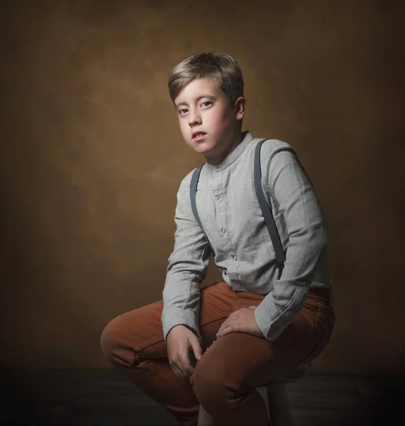 Retrato clásico de un niño sobre un fondo naranja oscuro —  Fotos de Stock