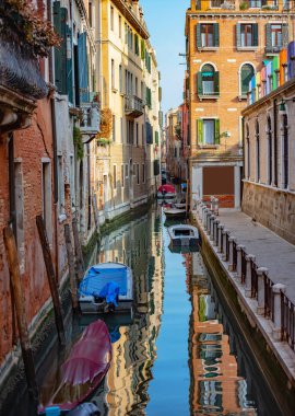 Park edilmiş tekneler. Venedik İtalya güzel kanal