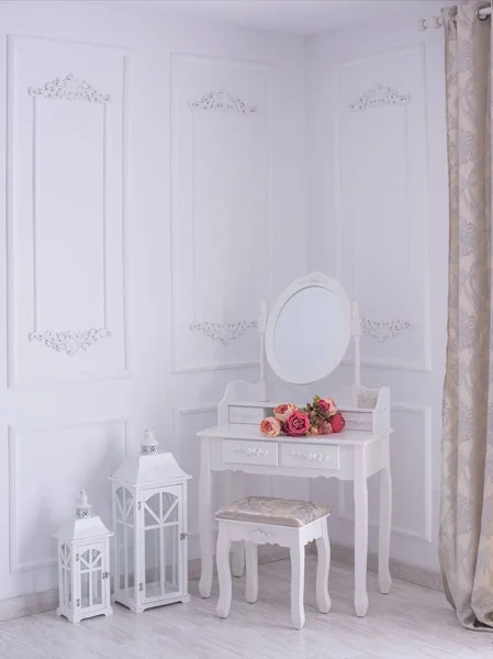 Fésülködő asztal, tükör és virágdekoráció a szobában. — Stock Fotó