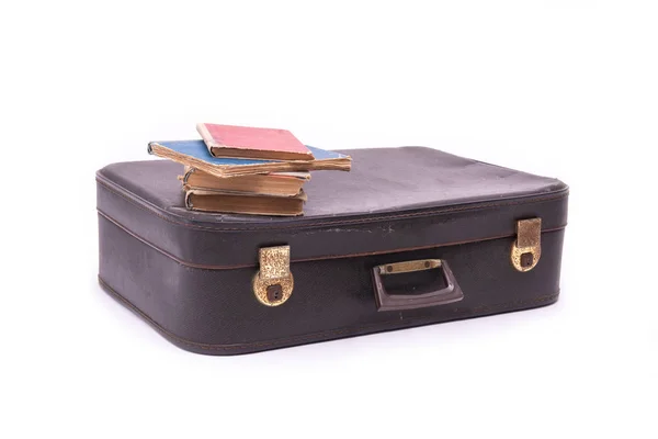 Винтажный чемодан со старыми книгами на белом изолированном фоне — стоковое фото