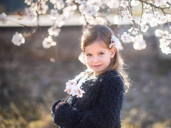 Linda menina sorridente no campo de camomila na primavera — Fotografia de Stock