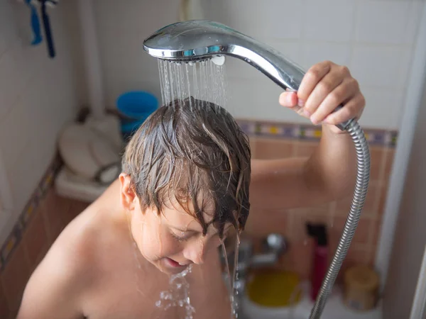 Mignon garçon baigne dans la douche lui-même — Photo