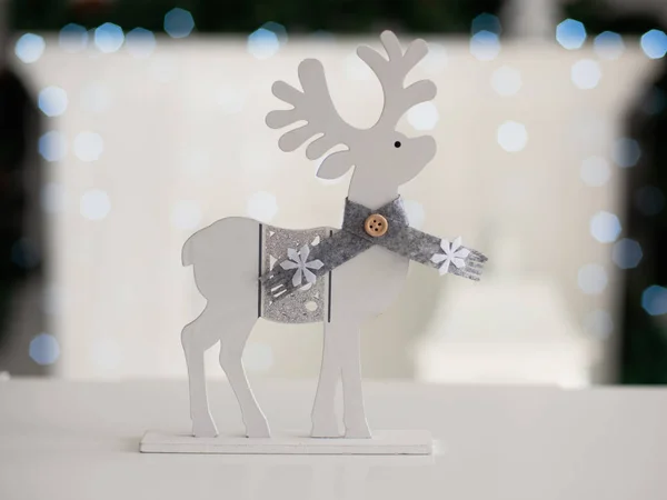 Weihnachten Spielzeug Hirsch auf dem Hintergrund von Weihnachten Hintergrund mit Bokeh. — Stockfoto
