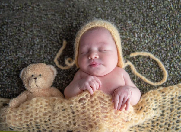 Süßes neugeborenes Mädchen schläft mit einem Teddybär. — Stockfoto