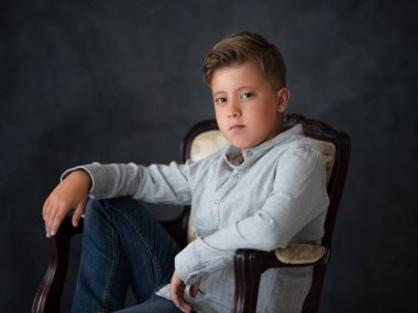 Karanlık bir arka plan üzerinde güzel küçük çocuk