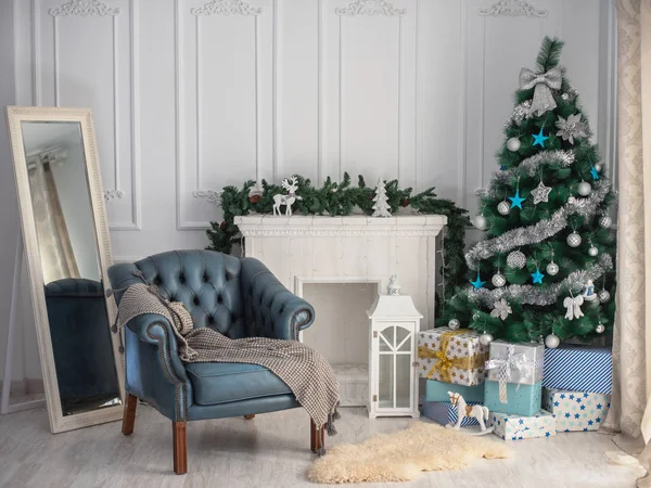Прекрасний різдвяний фон з різдвяною ялинкою та синім стільцем — стокове фото